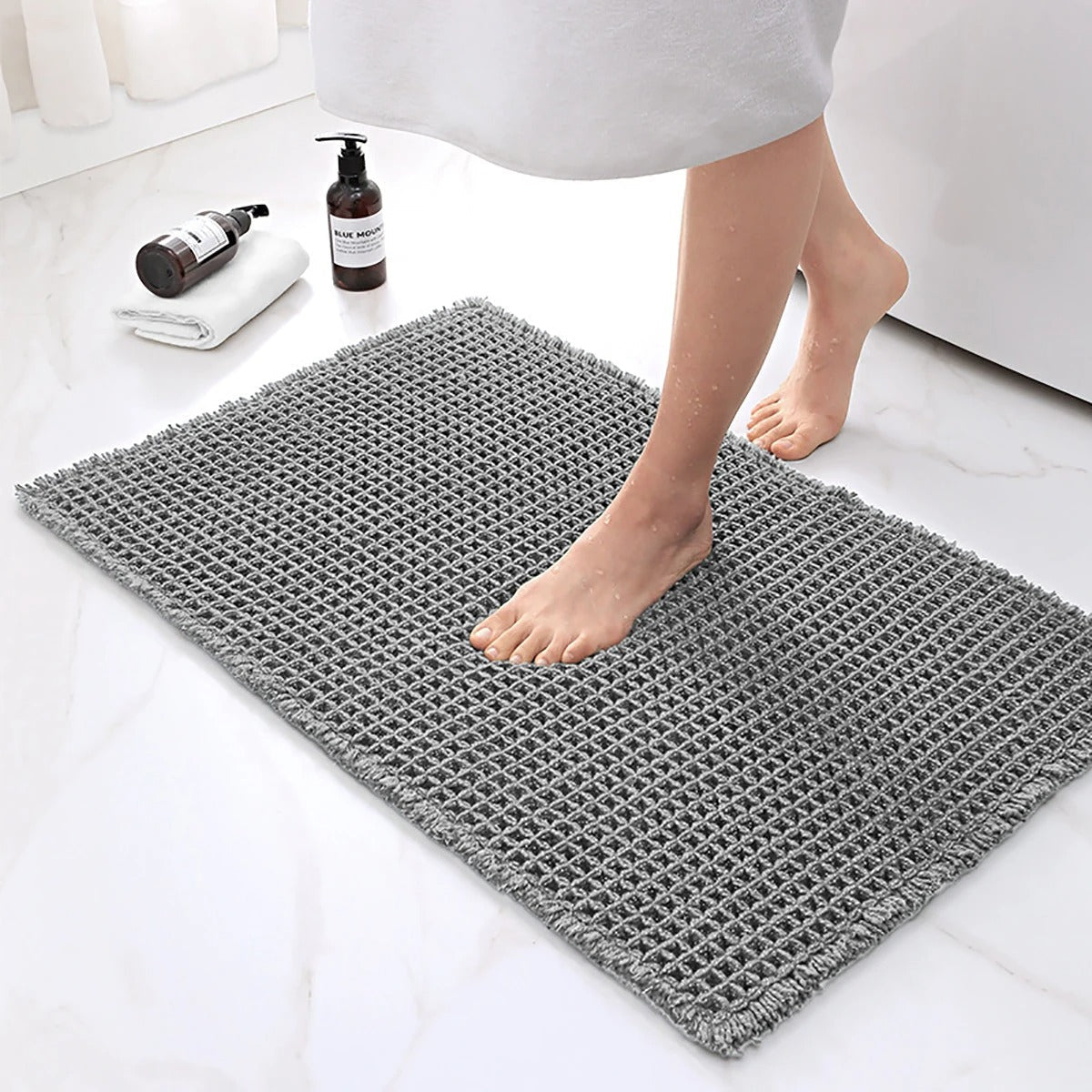 Bath mat – Soft polyester – Modern waffle design – Non-slip and absorbent – 17 x 24 in