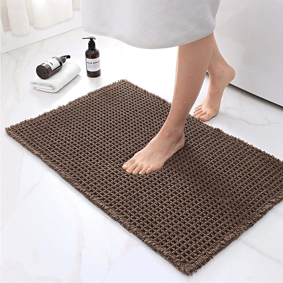 Bath mat – Soft polyester – Modern waffle design – Non-slip and absorbent – 17 x 24 in