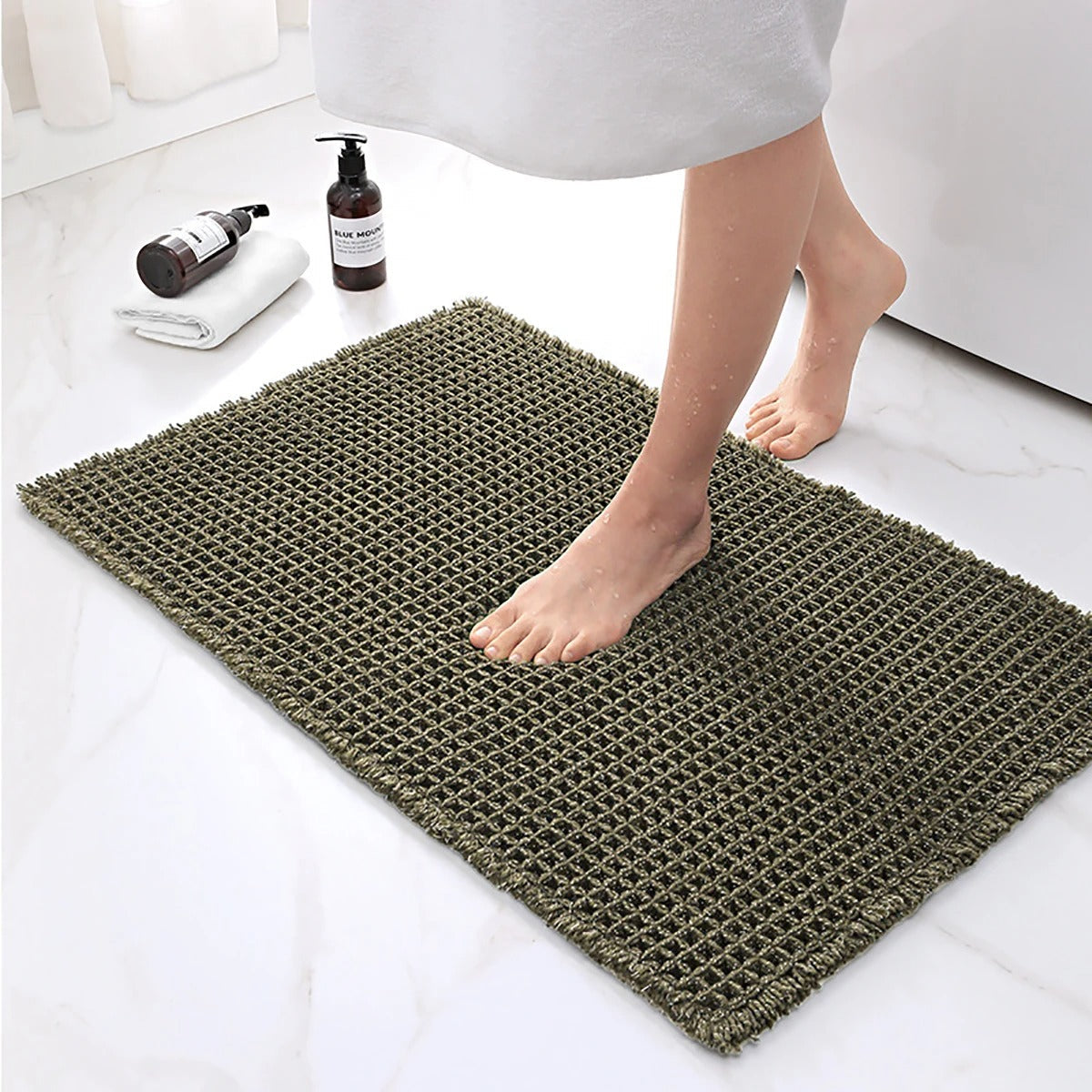 Bath mat – Soft polyester – Modern waffle design – Non-slip and absorbent – 17 x 24 in