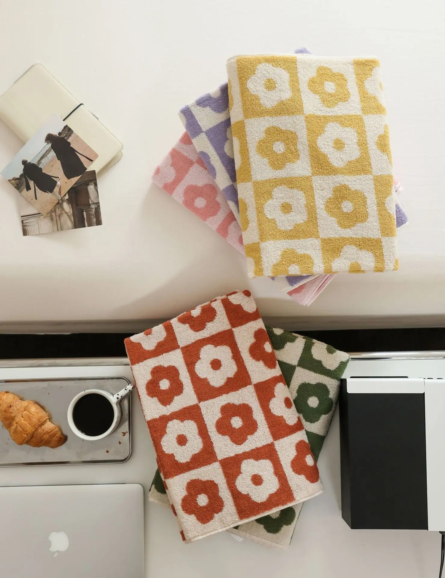 Bath towel set – Soft polyester-cotton blend – Elegant floral design – Versatile for bathroom or spa