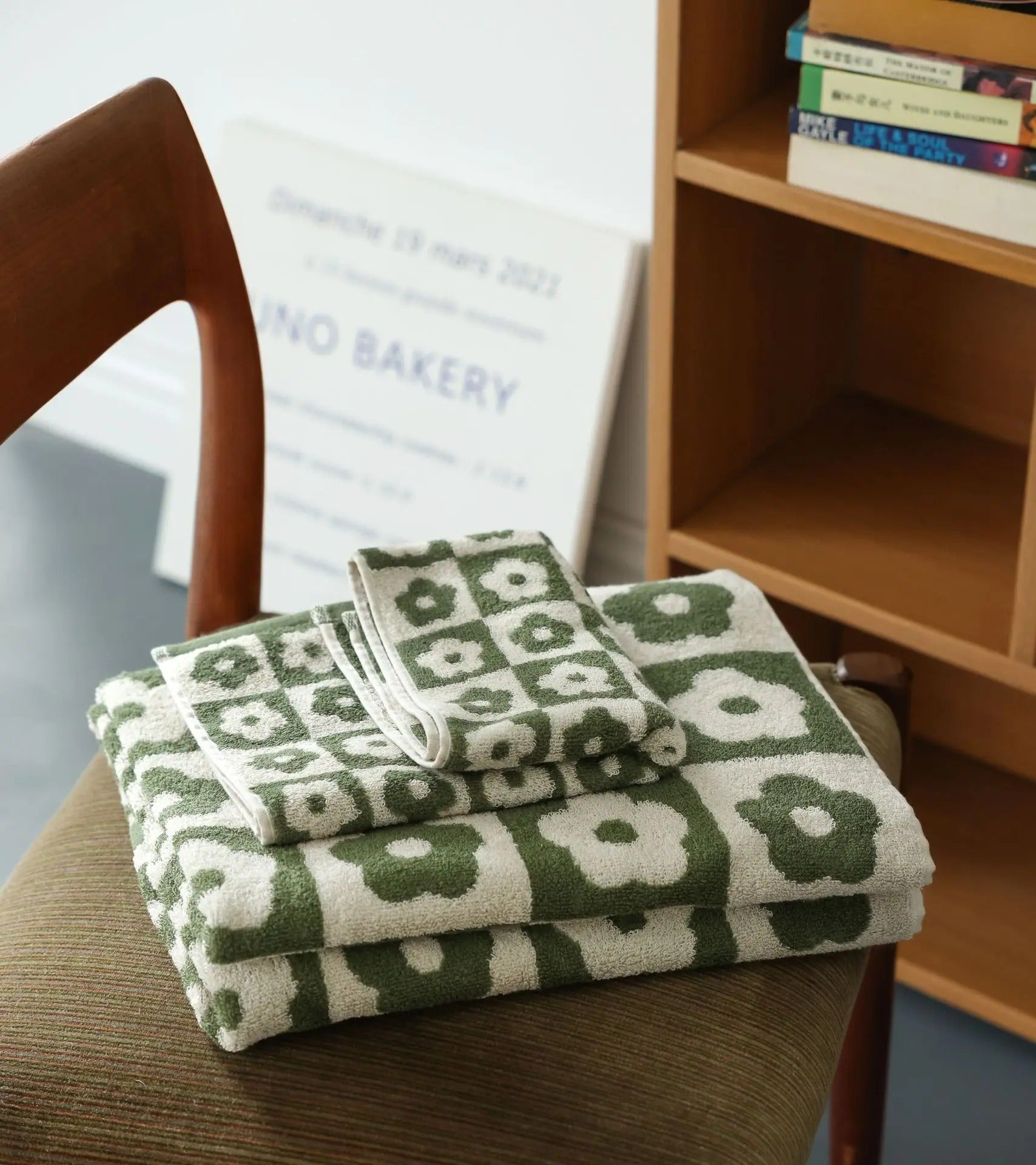 Bath towel set – Soft polyester-cotton blend – Elegant floral design – Versatile for bathroom or spa