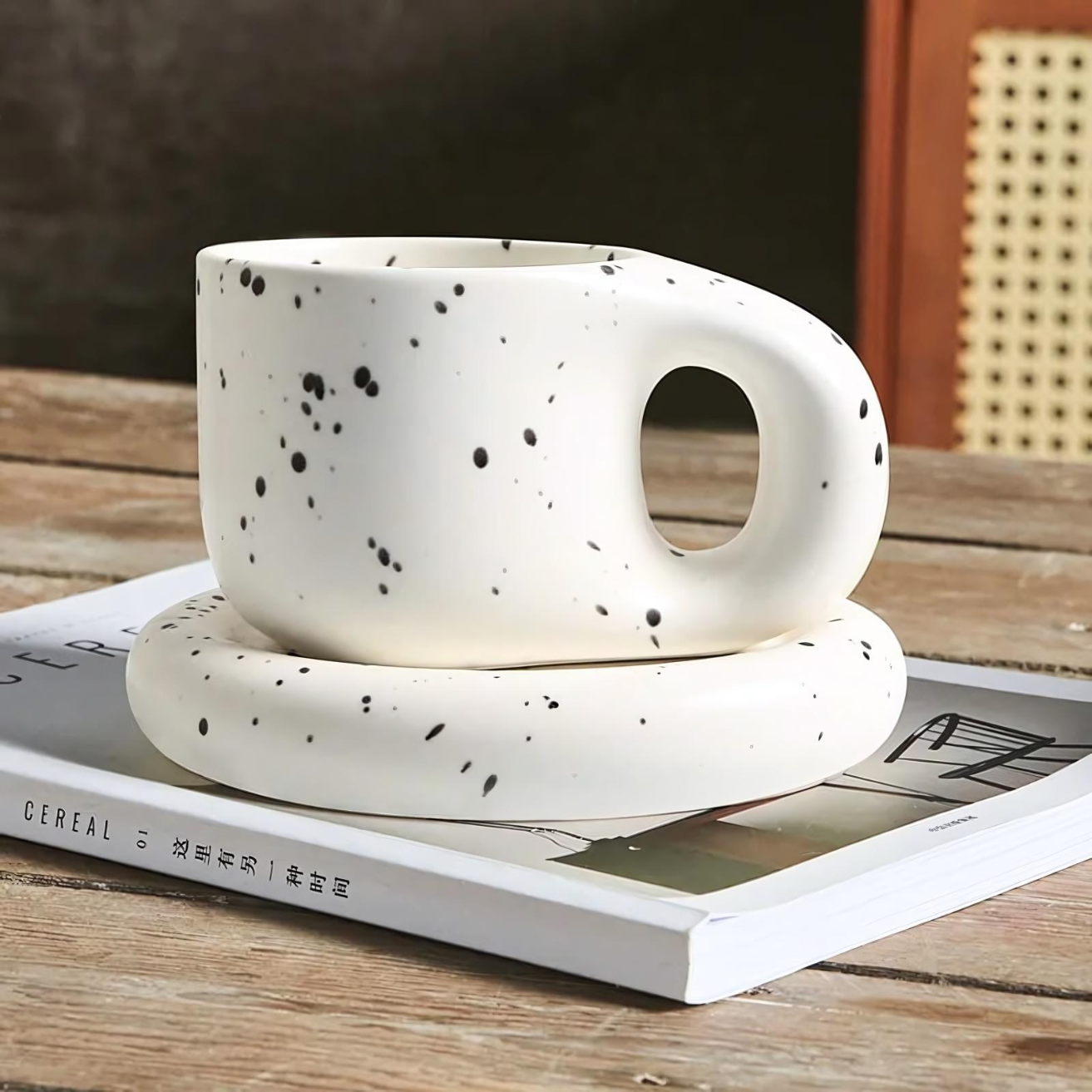Ceramic mug – Marshmallow-inspired design – 400 ml – Includes oval plate for snacks