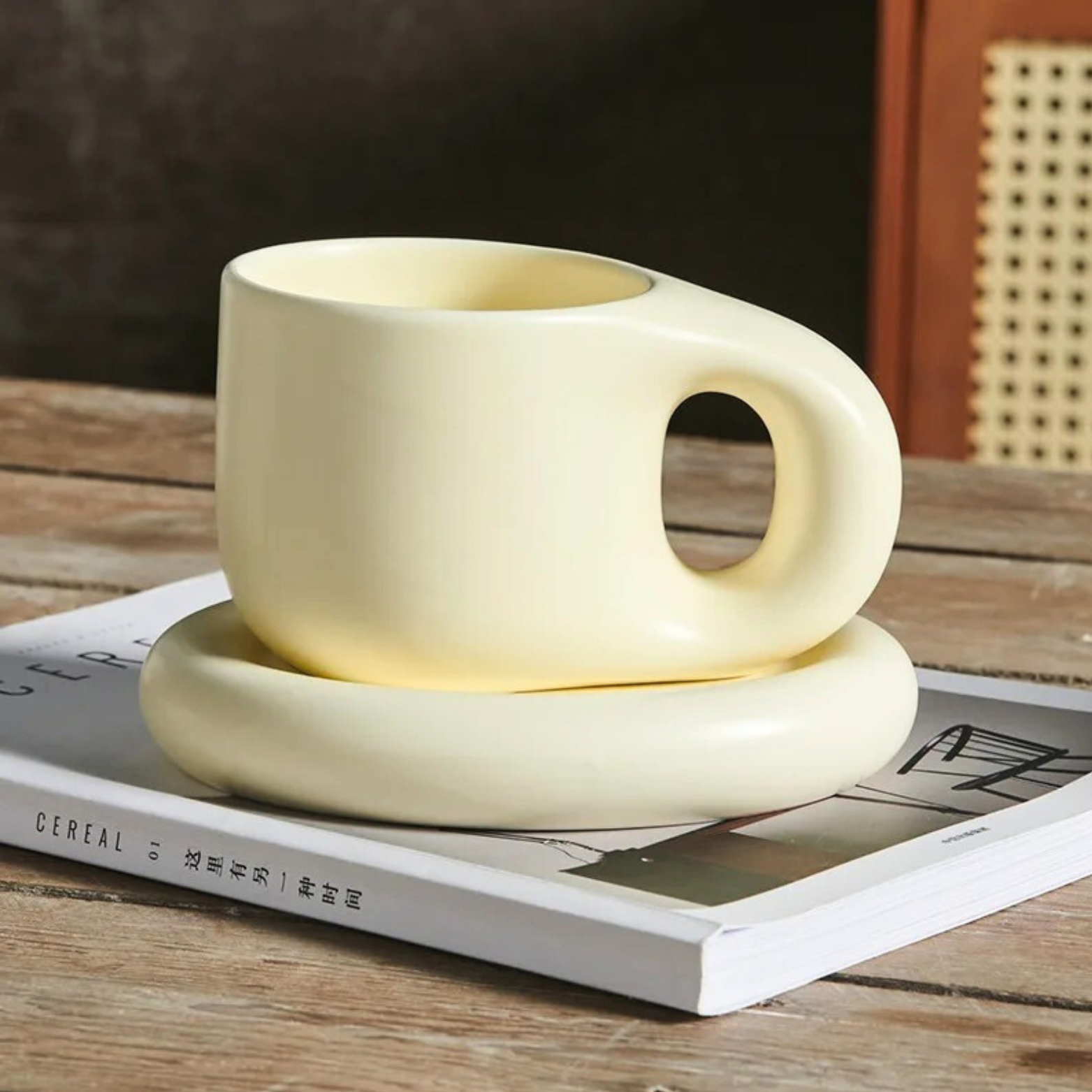 Ceramic mug – Marshmallow-inspired design – 400 ml – Includes oval plate for snacks