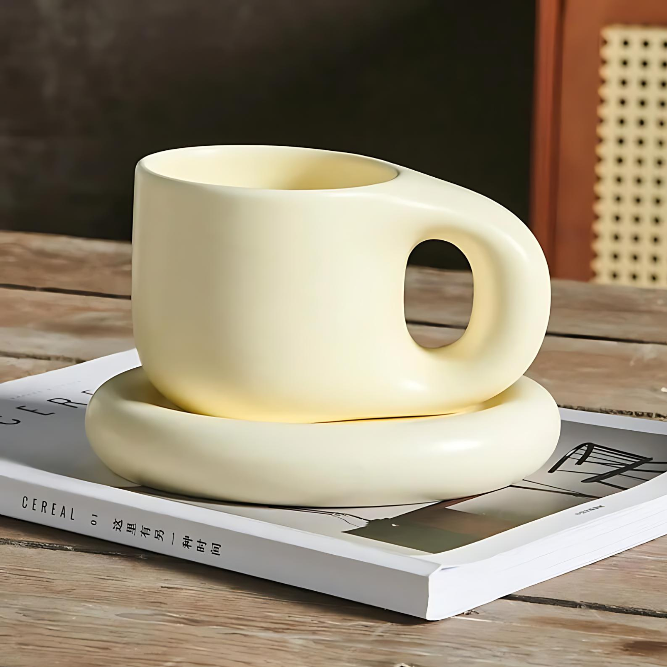 Ceramic mug – Marshmallow-inspired design – 400 ml – Includes oval plate for snacks