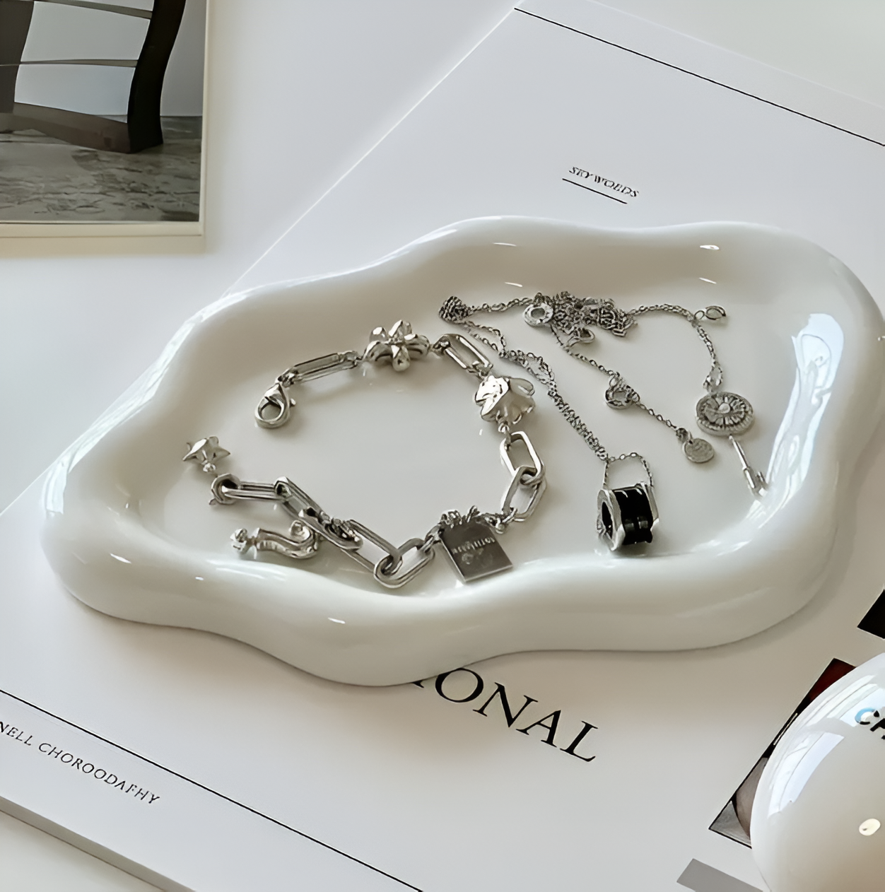 Ceramic tray – Elegant white cloud design – Multifunctional jewelry and accessory organizer – 7.5 x 5.1 in