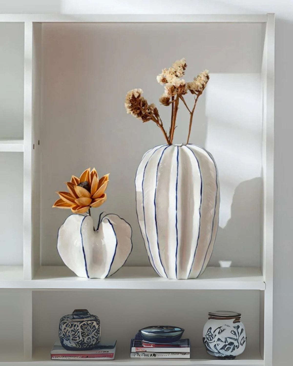 Ceramic vase – Elegant finish – Modern design – Perfect for dried flowers or home decor