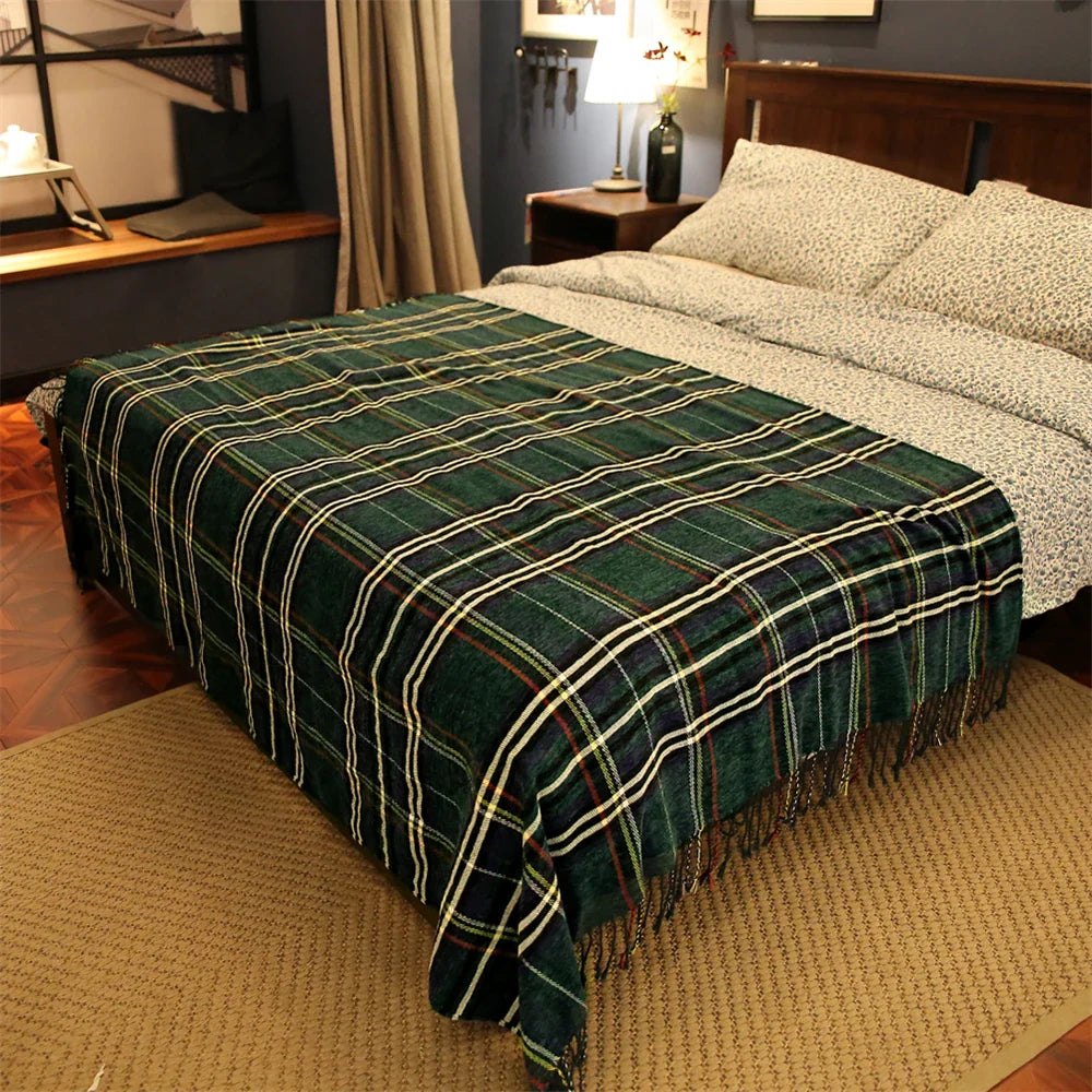 Chenille blanket – Soft and cozy – Tasseled design – All-season comfort – 50 x 67 in