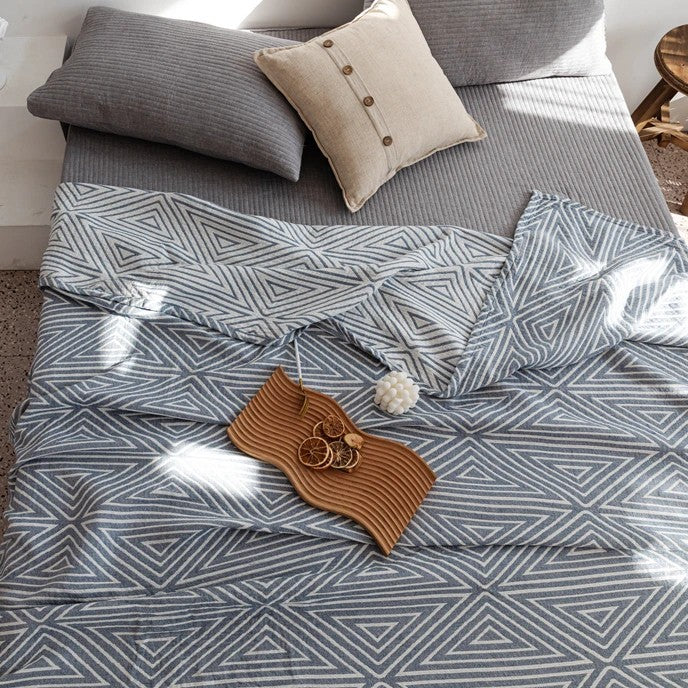 Cotton gauze blanket – Lightweight and breathable – Geometric pattern – Perfect for summer use
