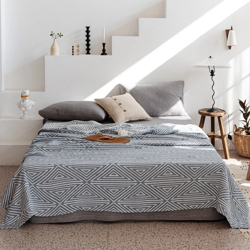Cotton gauze blanket – Lightweight and breathable – Geometric pattern – Perfect for summer use