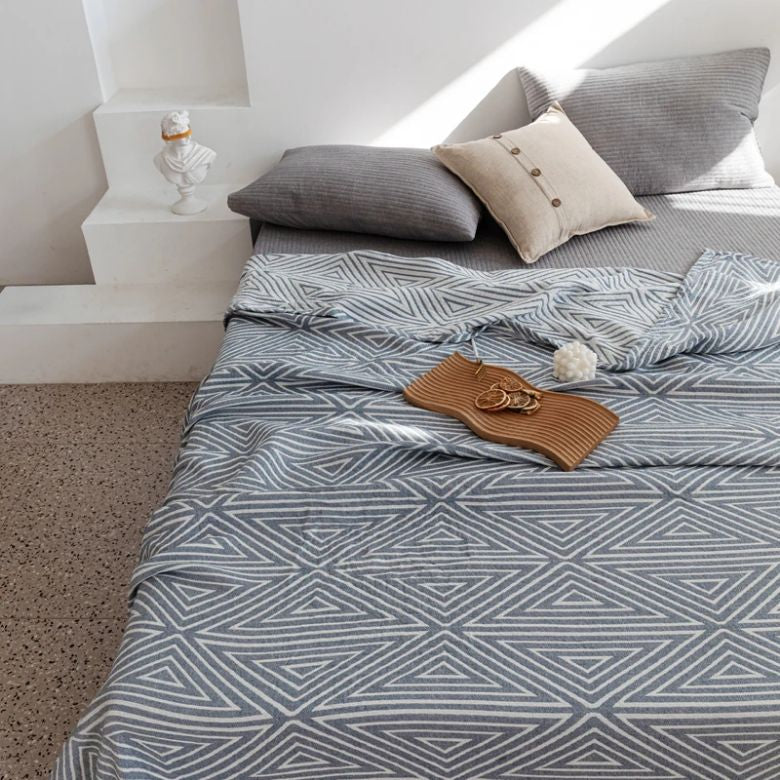 Cotton gauze blanket – Lightweight and breathable – Geometric pattern – Perfect for summer use