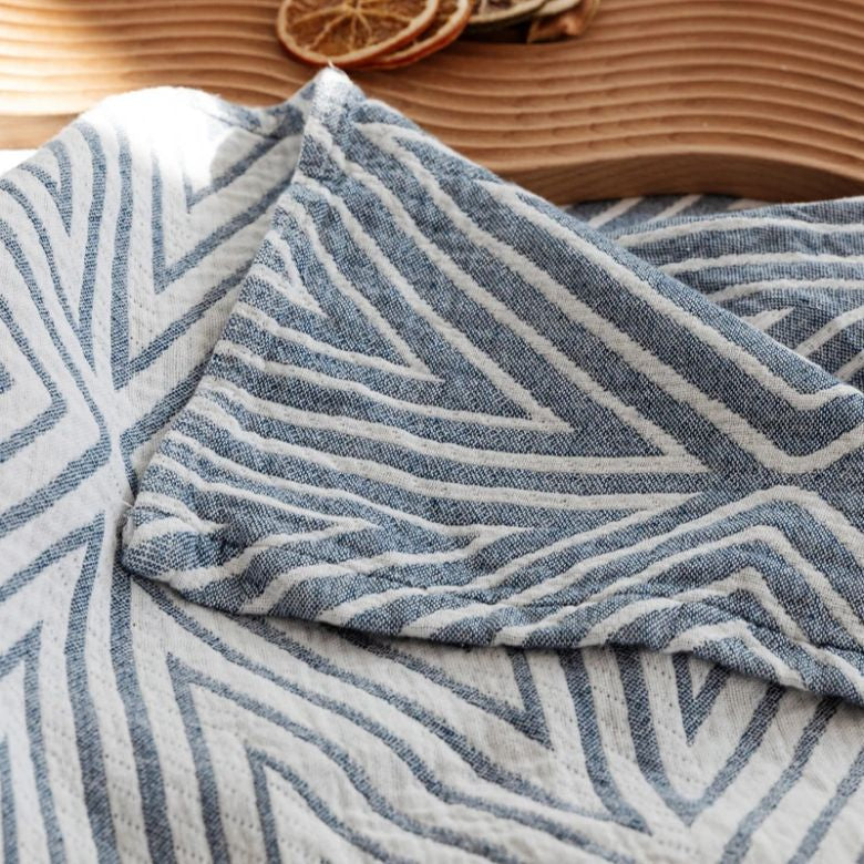Cotton gauze blanket – Lightweight and breathable – Geometric pattern – Perfect for summer use