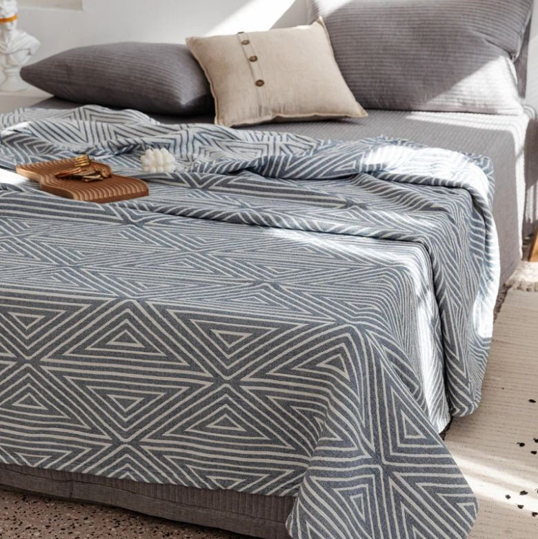 Cotton gauze blanket – Lightweight and breathable – Geometric pattern – Perfect for summer use