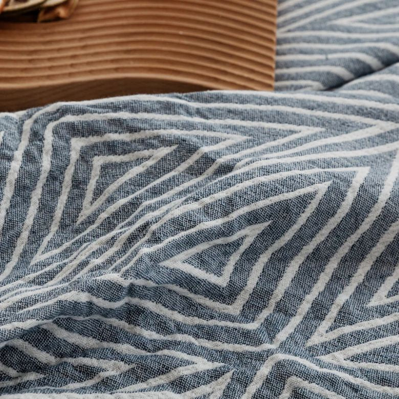 Cotton gauze blanket – Lightweight and breathable – Geometric pattern – Perfect for summer use
