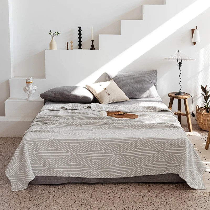 Cotton gauze blanket – Lightweight and breathable – Geometric pattern – Perfect for summer use