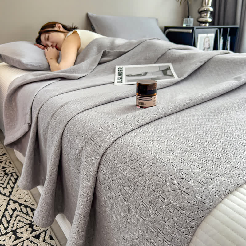 Cotton muslin quilt – Lightweight triple-layer – Geometric grid design – Modern minimalist bedding