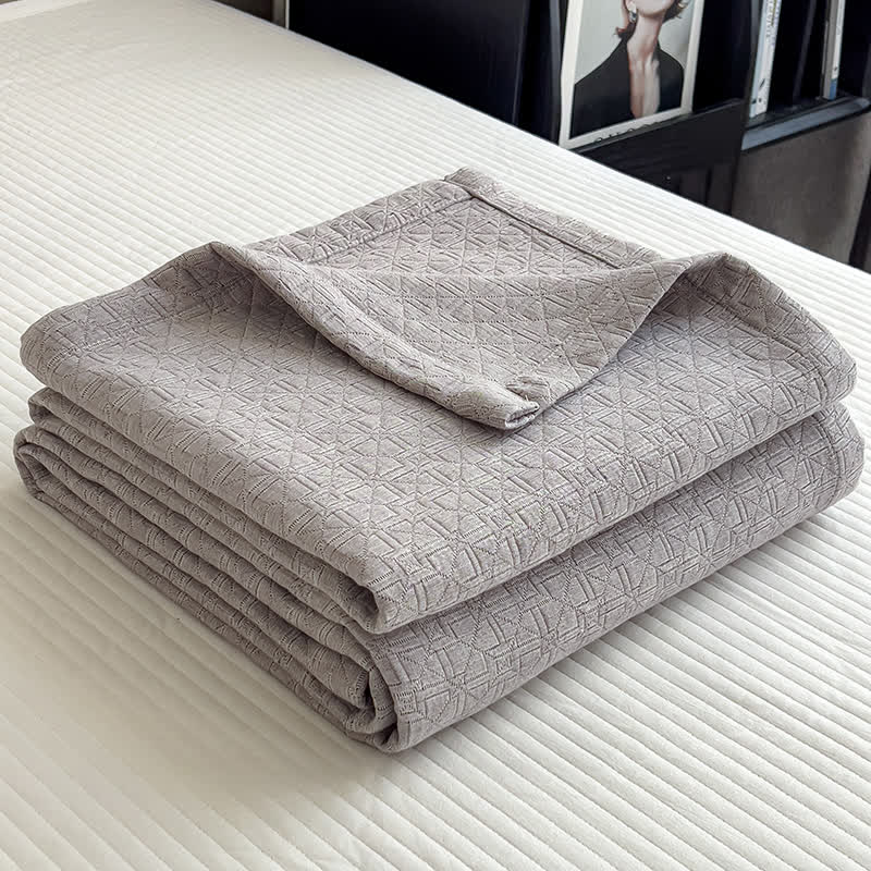 Cotton muslin quilt – Lightweight triple-layer – Geometric grid design – Modern minimalist bedding