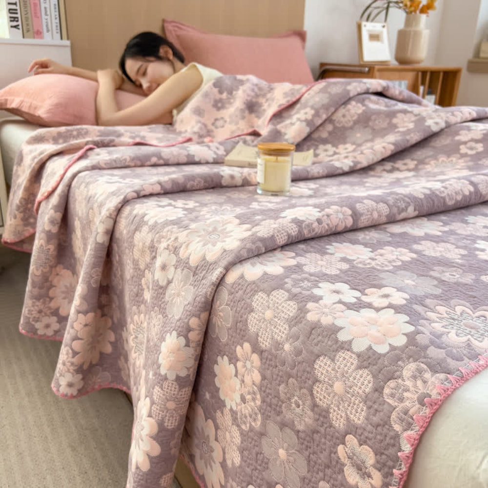 Cotton quilt – Dual-sided blush floral design – Lightweight and breathable – Perfect for summer nights