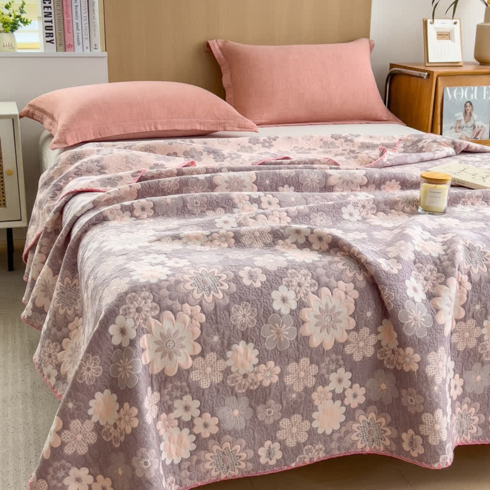 Cotton quilt – Dual-sided blush floral design – Lightweight and breathable – Perfect for summer nights