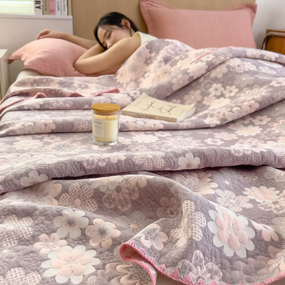 Cotton quilt – Dual-sided blush floral design – Lightweight and breathable – Perfect for summer nights