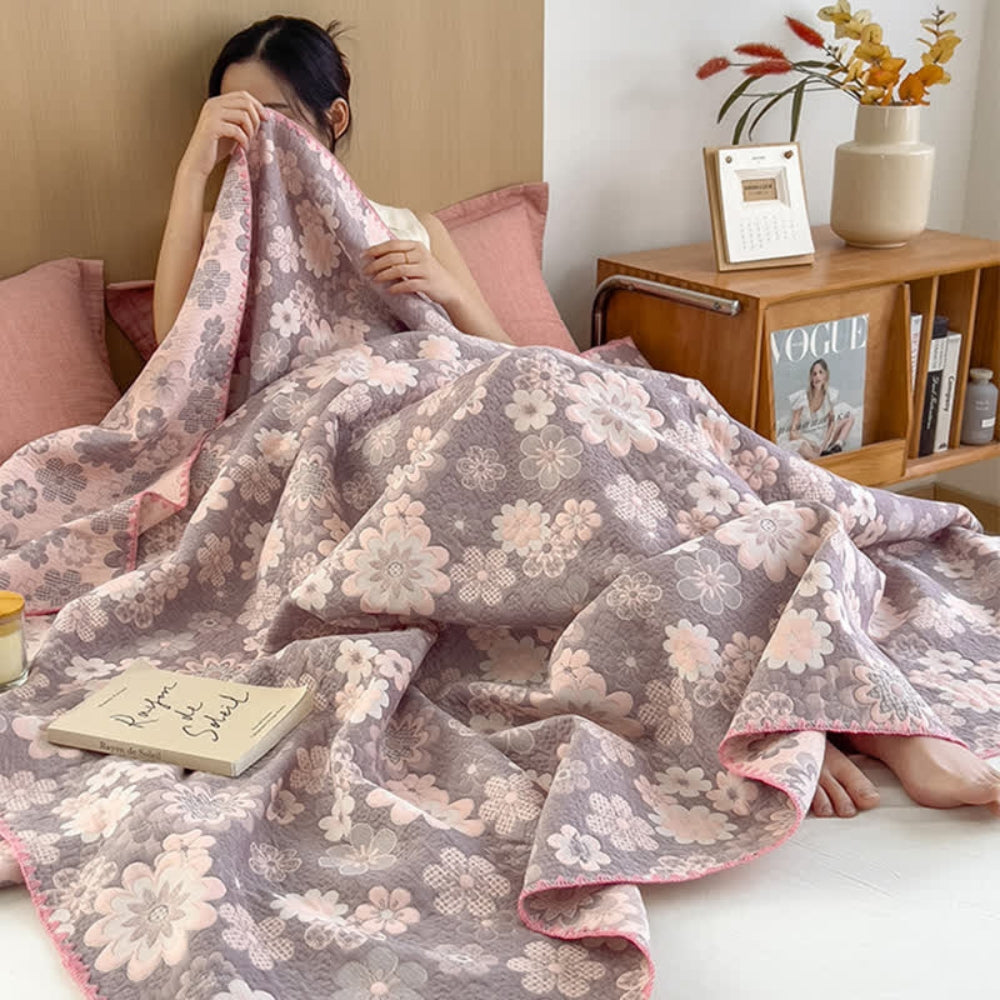 Cotton quilt – Dual-sided blush floral design – Lightweight and breathable – Perfect for summer nights