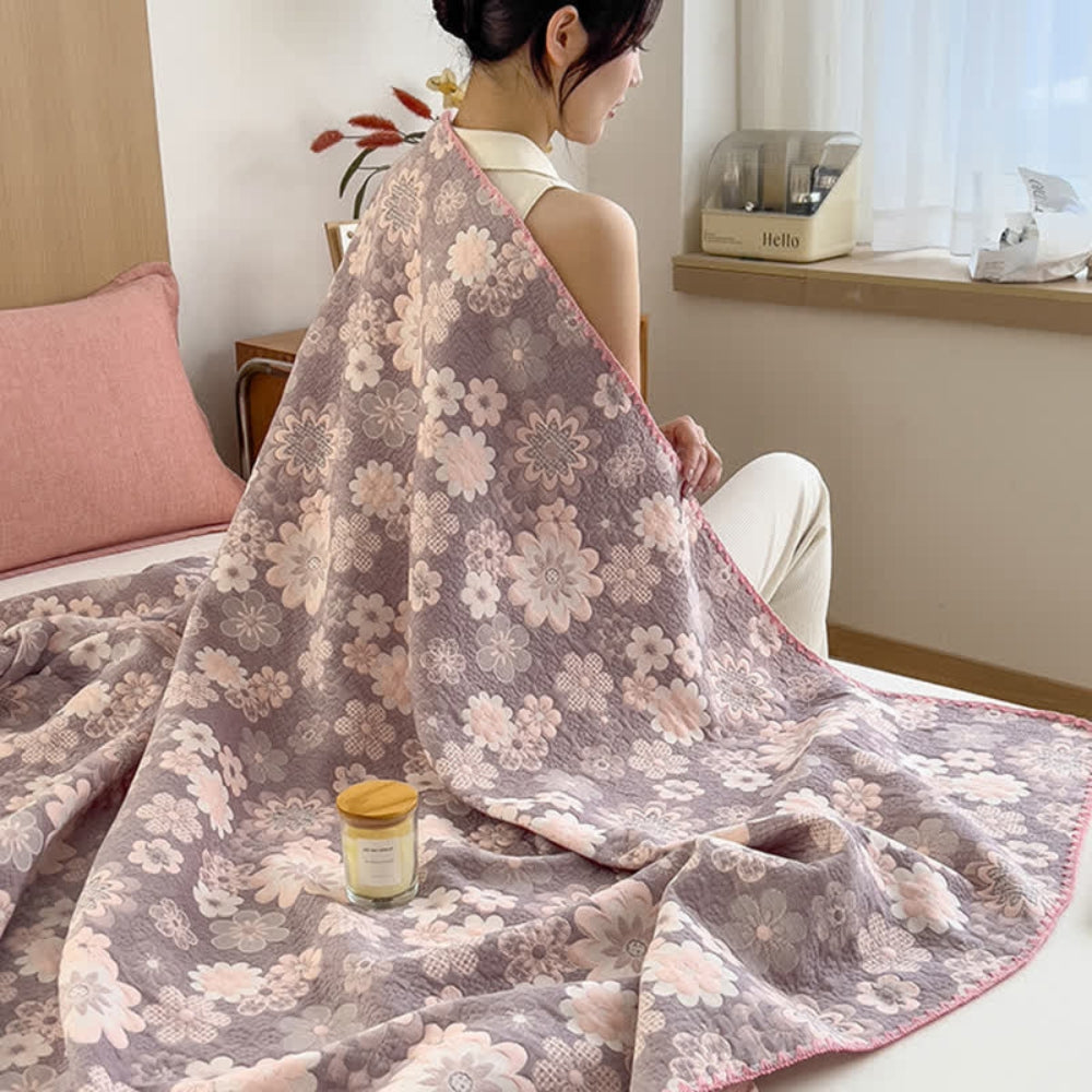 Cotton quilt – Dual-sided blush floral design – Lightweight and breathable – Perfect for summer nights