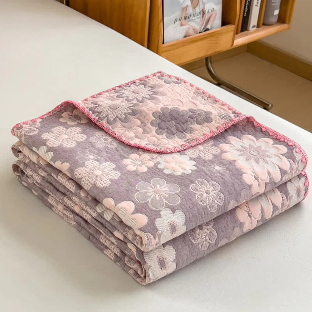 Cotton quilt – Dual-sided blush floral design – Lightweight and breathable – Perfect for summer nights