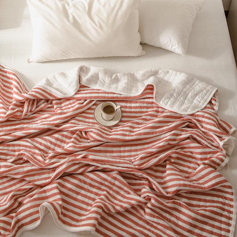 Cotton quilt – Lightweight breathable design – Timeless striped pattern