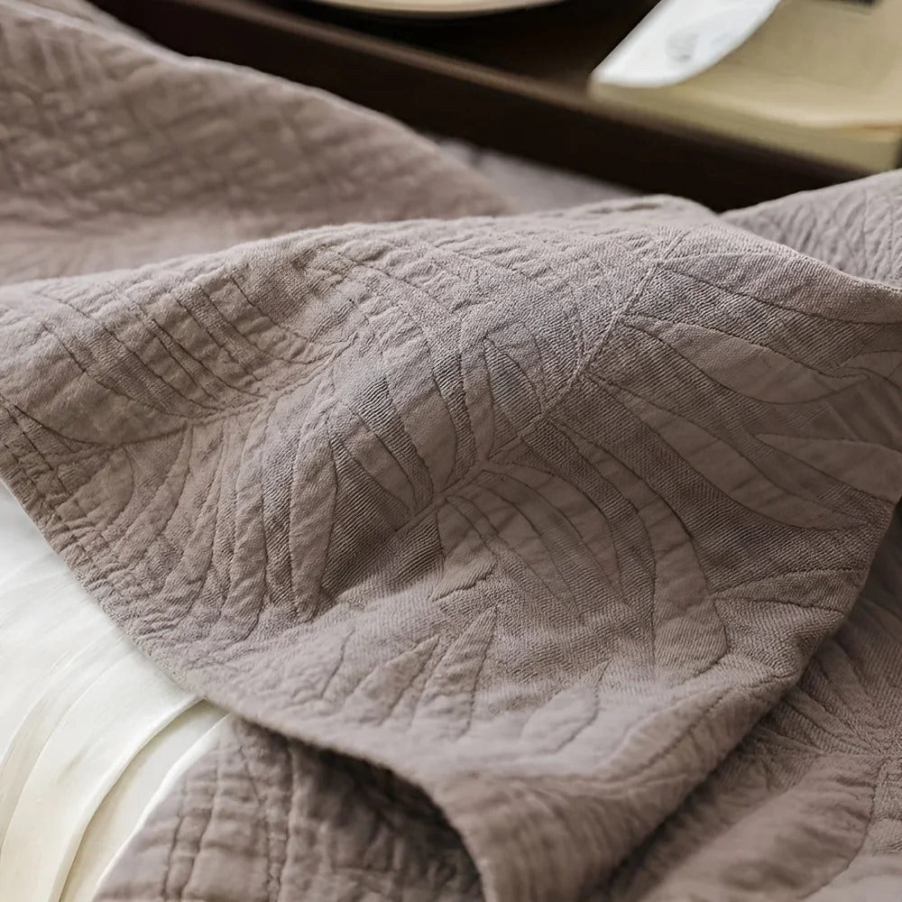 Cotton quilt – Lightweight gauze – Soft leaf design – Year-round comfort for bed or sofa