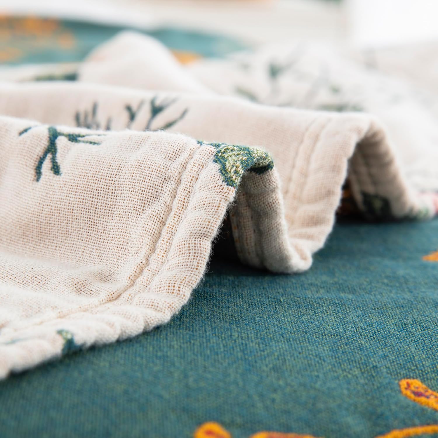 Cotton throw blanket – Reversible floral design – Soft and breathable – Ideal for couch or bed