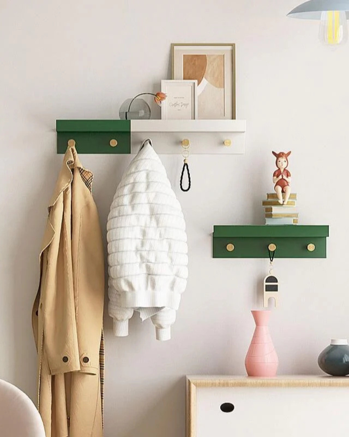 Floating shelf – Wood with brass accents – Natural finish – Modern wall decor solution