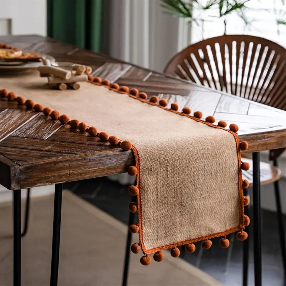 Jute table runner – Durable material – Vibrant orange pom-poms – Bohemian style for dining or living room decor