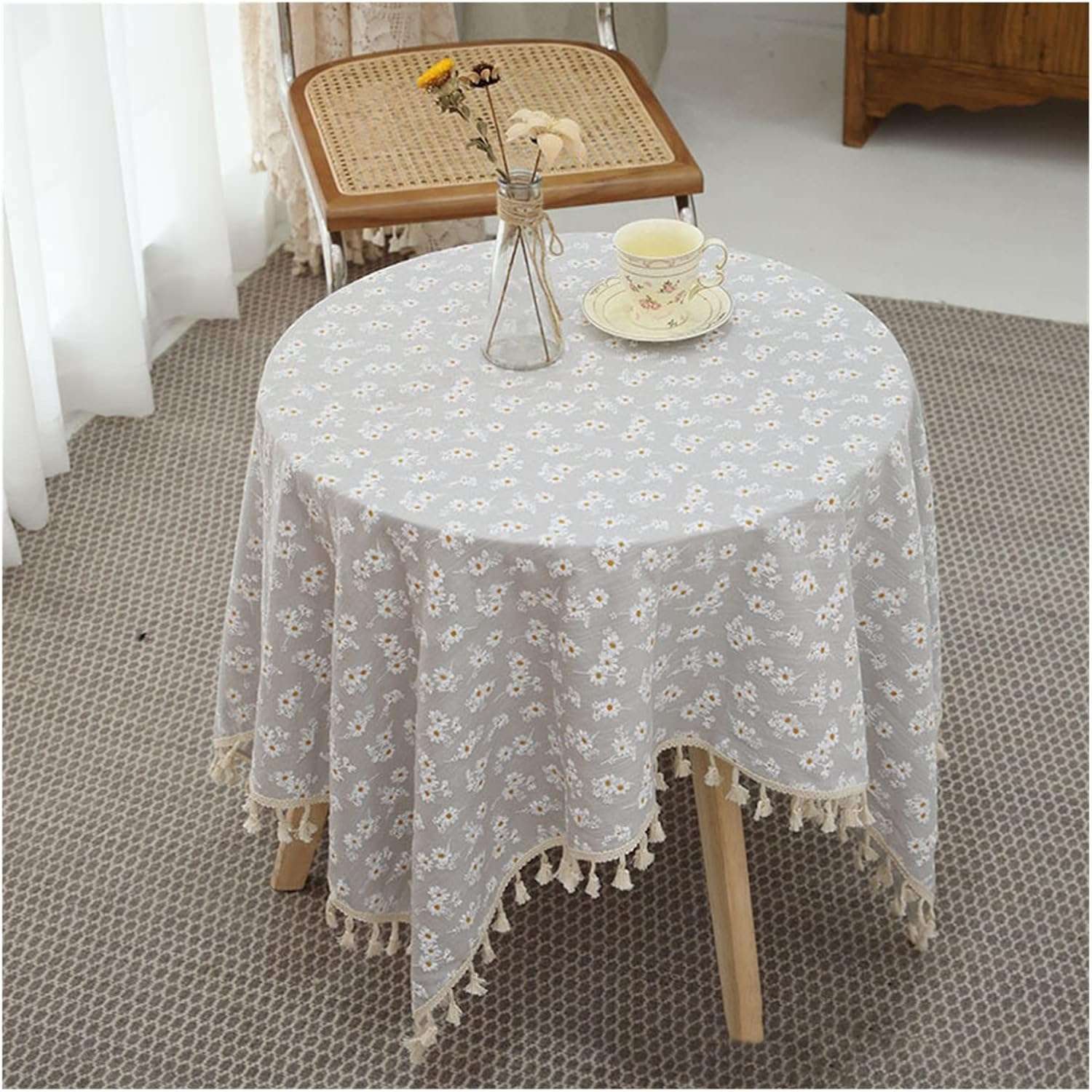 Linen-look tablecloth – Daisy embroidered design – Soft white fabric – Perfect for dining occasions