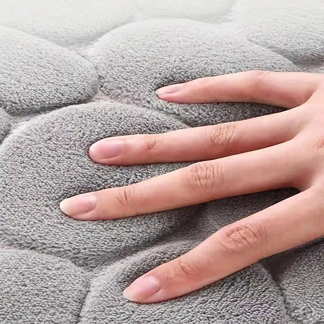 Non-slip bath mat – Soft flannel – Curved design – Super absorbent for modern bathrooms