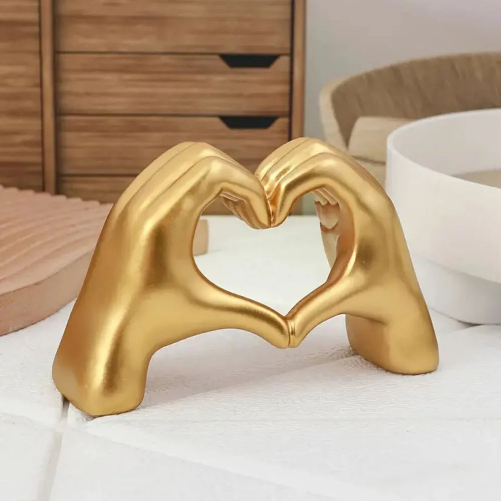 Resin sculpture – Nordic design – White and gold finish – Elegant desktop decoration – 8 x 4 x 10 in