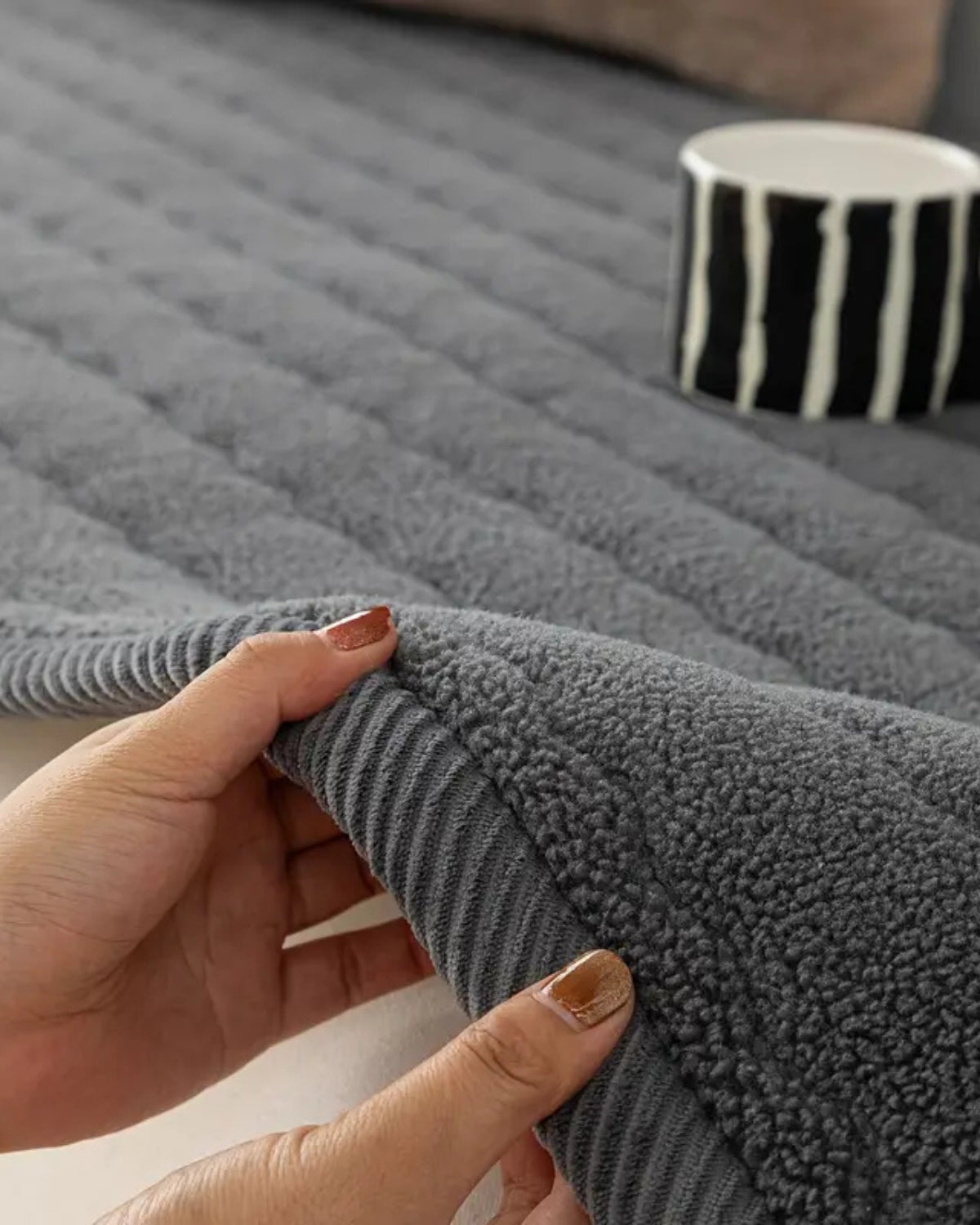 Sofa cover – Plush fabric – Elegant neutral tones – Pet-friendly and machine washable