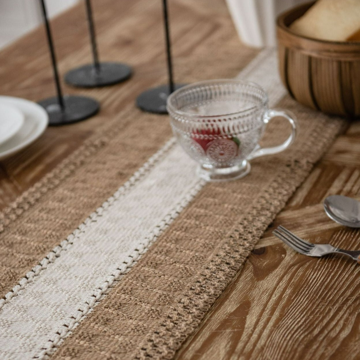 Table runner – 100% polyester – Rustic white and brown striped – Perfect for dining tables