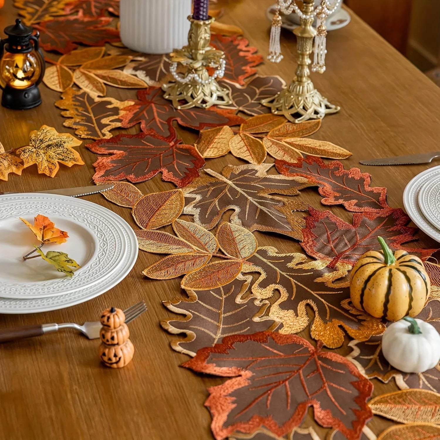 Table runner – Embroidered autumn maple leaf – Flocked brown – Rustic farmhouse design – Perfect for Thanksgiving