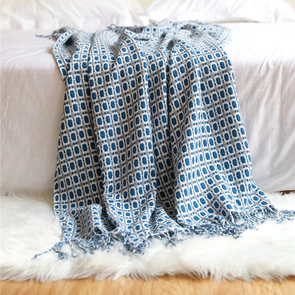 Throw blanket – Knitted fabric  – Cozy sofa accessory with tassels