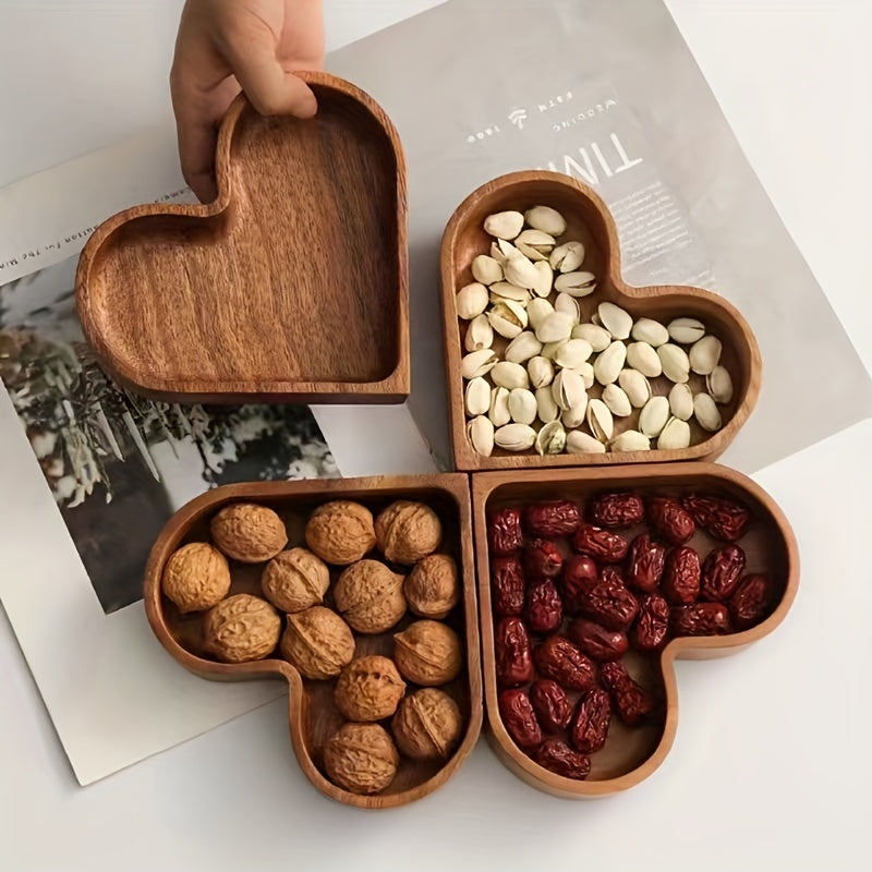 Wooden snack tray – Heart-shaped design – Natural wood – Ideal for gatherings and gifting – 6.7 x 5.9 x 1.2 in