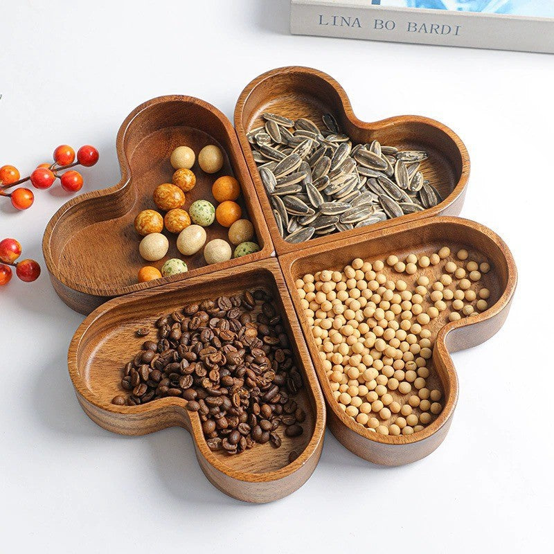 Wooden snack tray – Heart-shaped design – Natural wood – Ideal for gatherings and gifting – 6.7 x 5.9 x 1.2 in