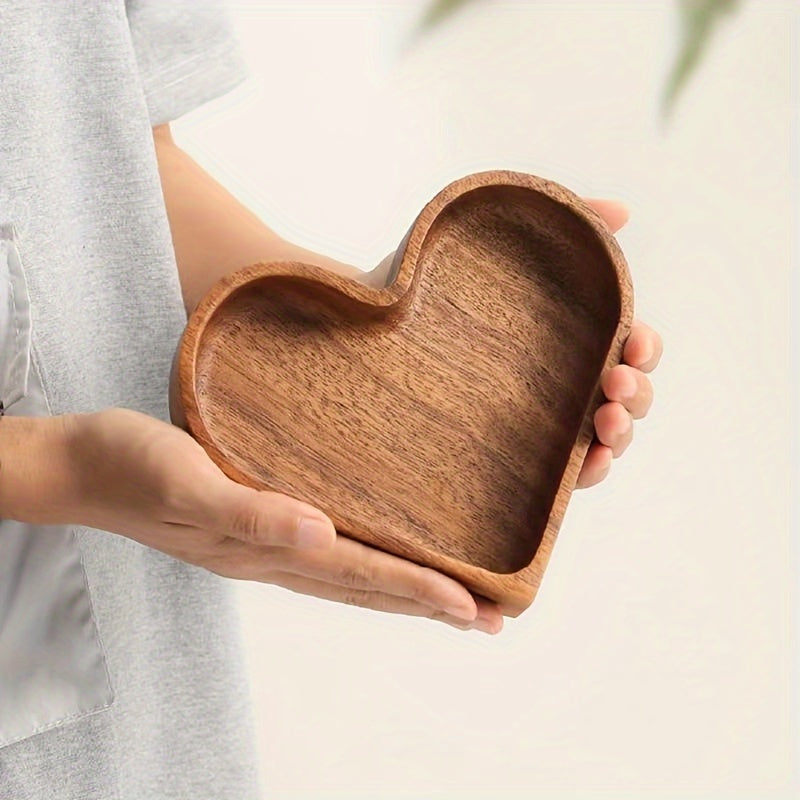 Wooden snack tray – Heart-shaped design – Natural wood – Ideal for gatherings and gifting – 6.7 x 5.9 x 1.2 in