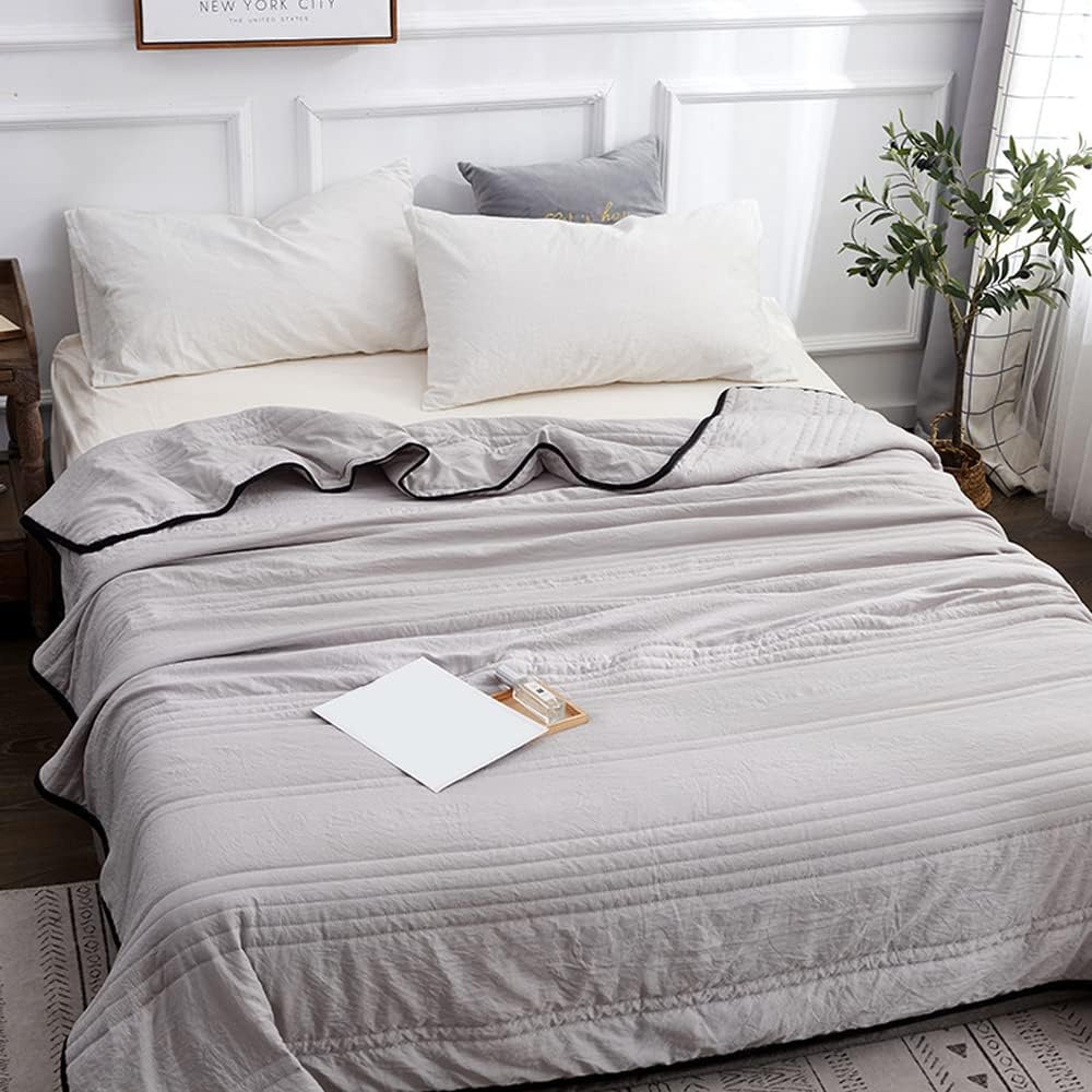 Soft grey quilted bedspread with matching pillowcases – lightweight bedding set for modern bedroom decor