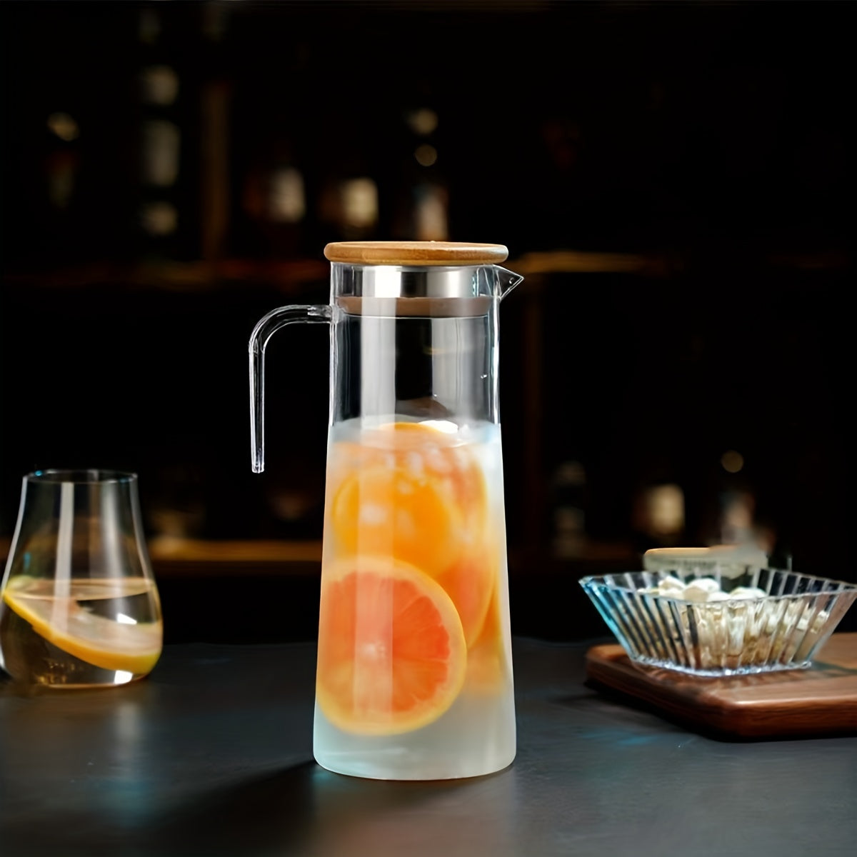 Glass water pitcher with handle and lid, heat-resistant juice carafe for iced tea, lemonade, and fruit infusions