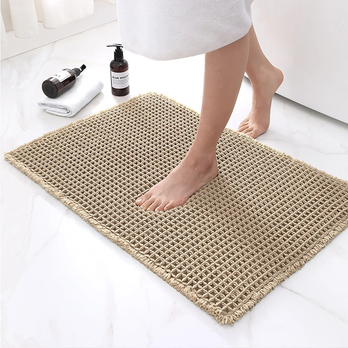 Bath mat – Soft polyester – Modern waffle design – Non-slip and absorbent – 17 x 24 in