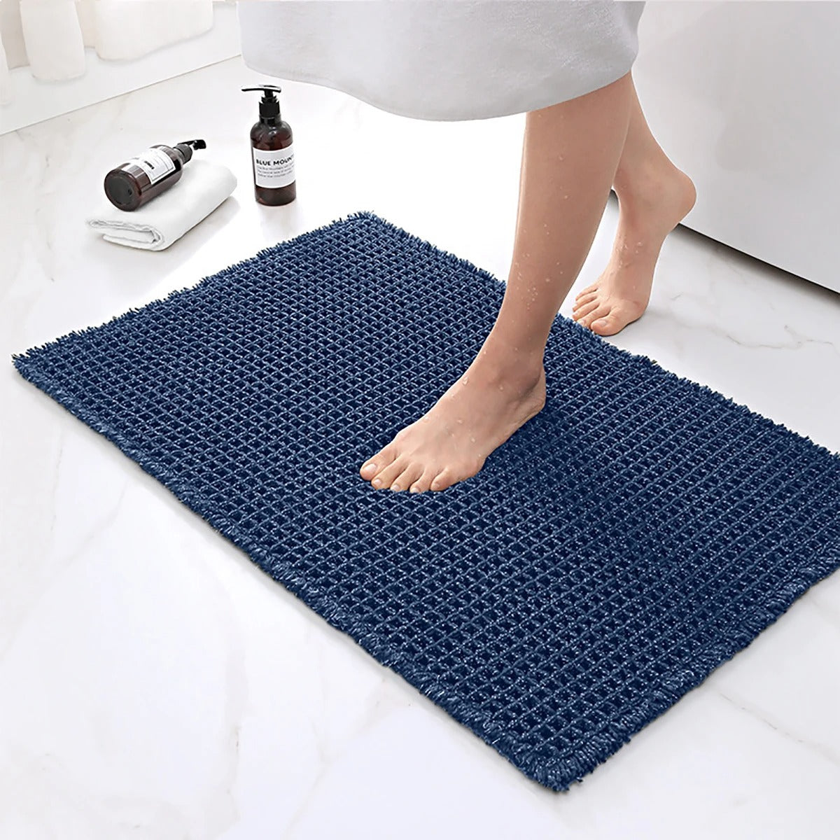 Bath mat – Soft polyester – Modern waffle design – Non-slip and absorbent – 17 x 24 in