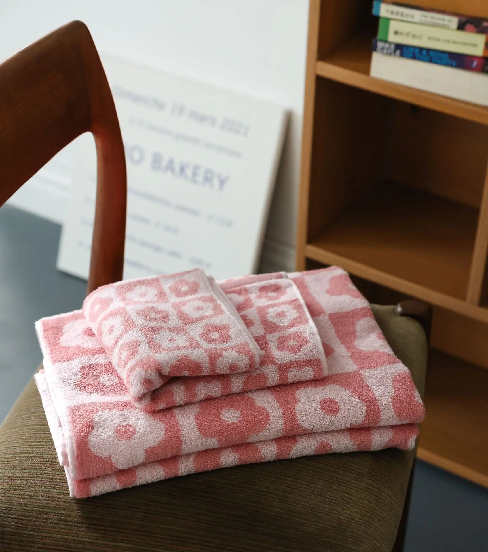 Bath towel set – Soft polyester-cotton blend – Elegant floral design – Versatile for bathroom or spa