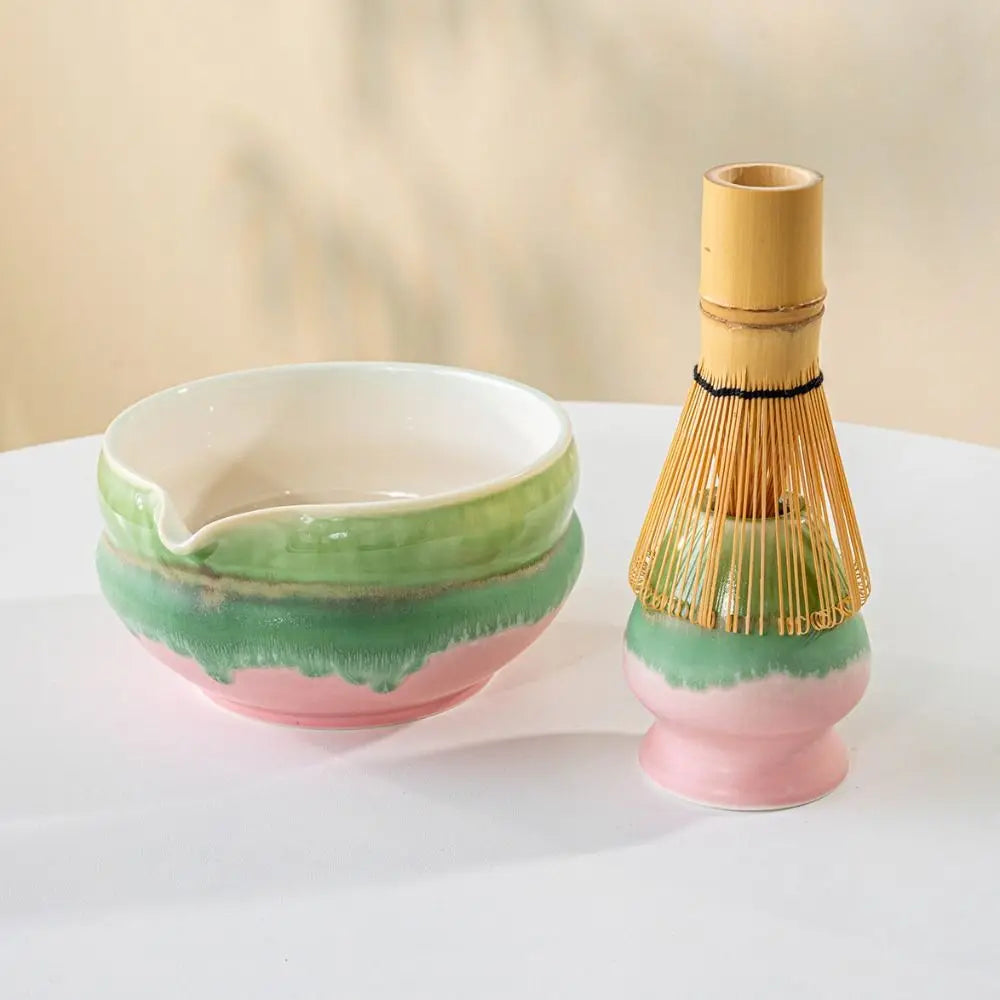 Ceramic matcha bowl with spout – Multicolored design – Perfect for tea lovers and Japanese matcha preparation