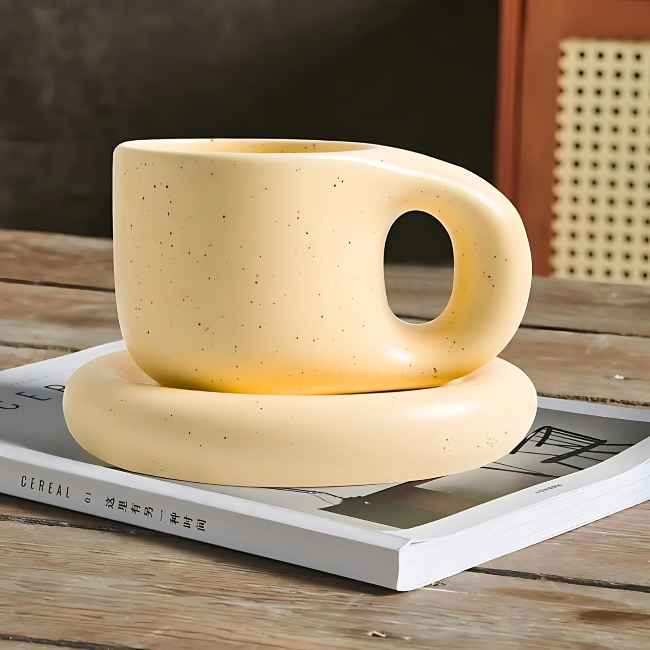 Ceramic mug – Marshmallow-inspired design – 400 ml – Includes oval plate for snacks