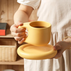 Ceramic mug – Marshmallow-inspired design – 400 ml – Includes oval plate for snacks