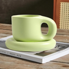 Ceramic mug – Marshmallow-inspired design – 400 ml – Includes oval plate for snacks